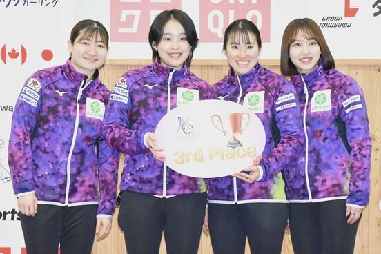 北海道銀行の（左から）田畑百葉、中島未琴、山本冴、仁平美来