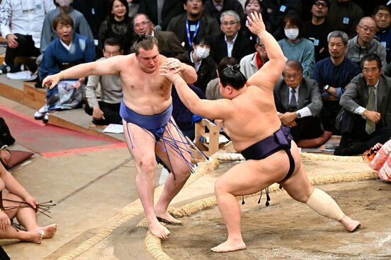 義ノ富士（右）に突き出された安青錦