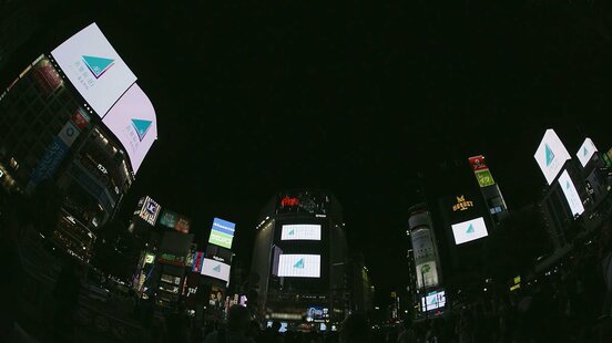 「青葉坂46」誕生を発表した瞬間の渋谷スクランブル交差点