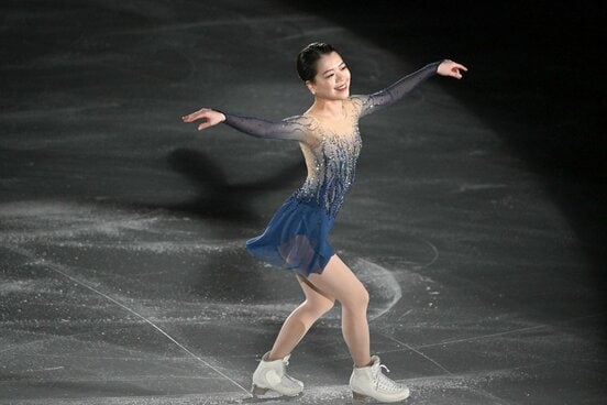 演技を披露する鈴木明子さん