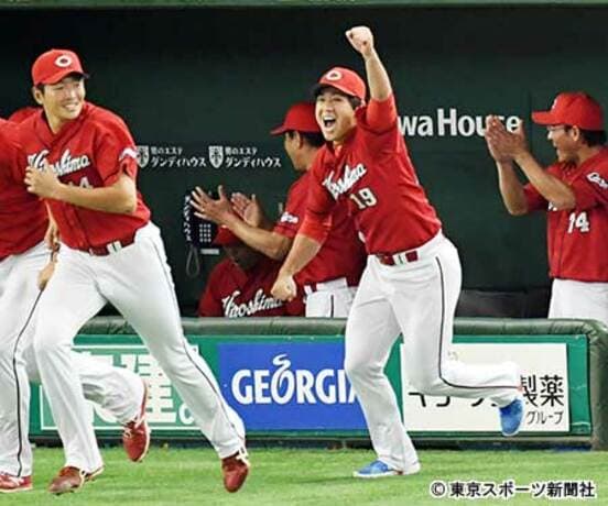 優勝が決まった瞬間、野村は左手を突き上げてマウンドにダッシュした