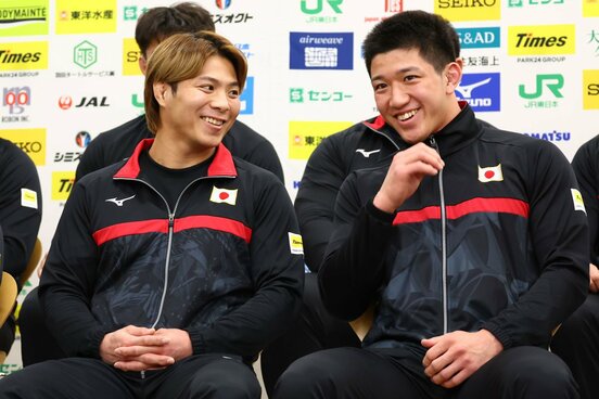 会見で田中龍雅(右)と談笑する阿部一二三
