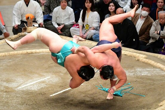 琴櫻㊧を上手投げで破る豊昇龍