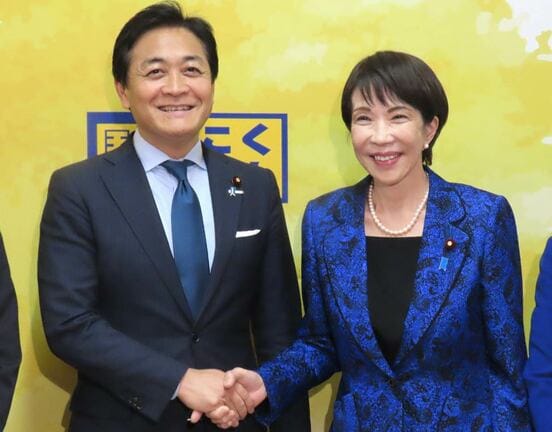 高市首相(右)と握手する玉木雄一郎氏