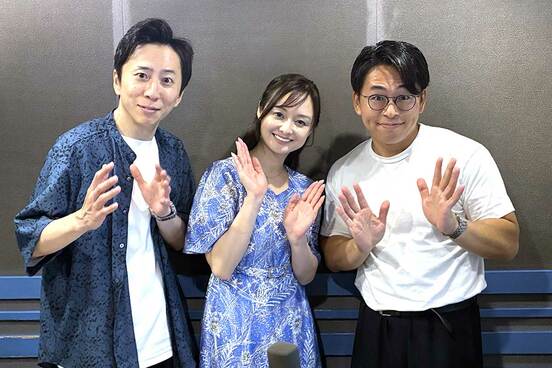NACK5で「ガチャ音」の収録に臨んだお笑いコンビ・シティホテル3号室の亮太(左)、押田(右)と歌手の若狭さち(中)