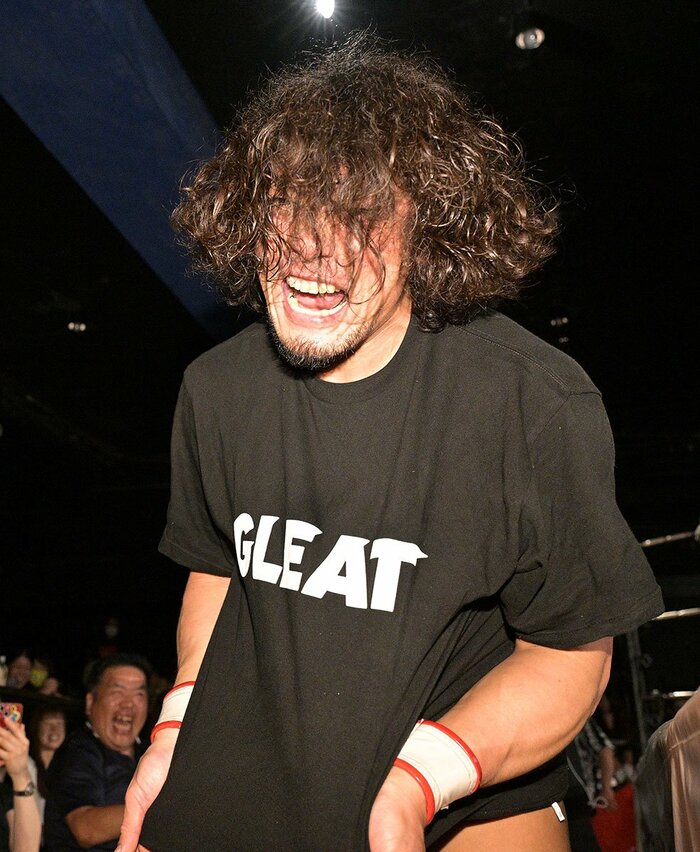 Tシャツの「GLEAT」のロゴに悶絶するYAMATO