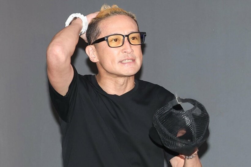 帽子を取ってあいさつする松岡