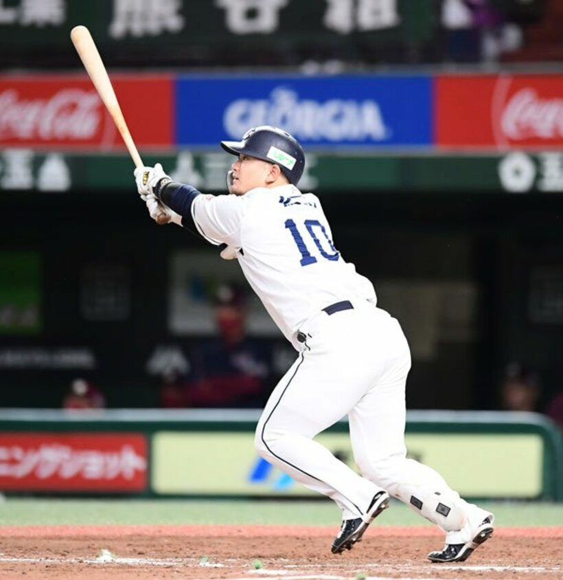  バックスクリーンへの９号３ランを放った西武・森