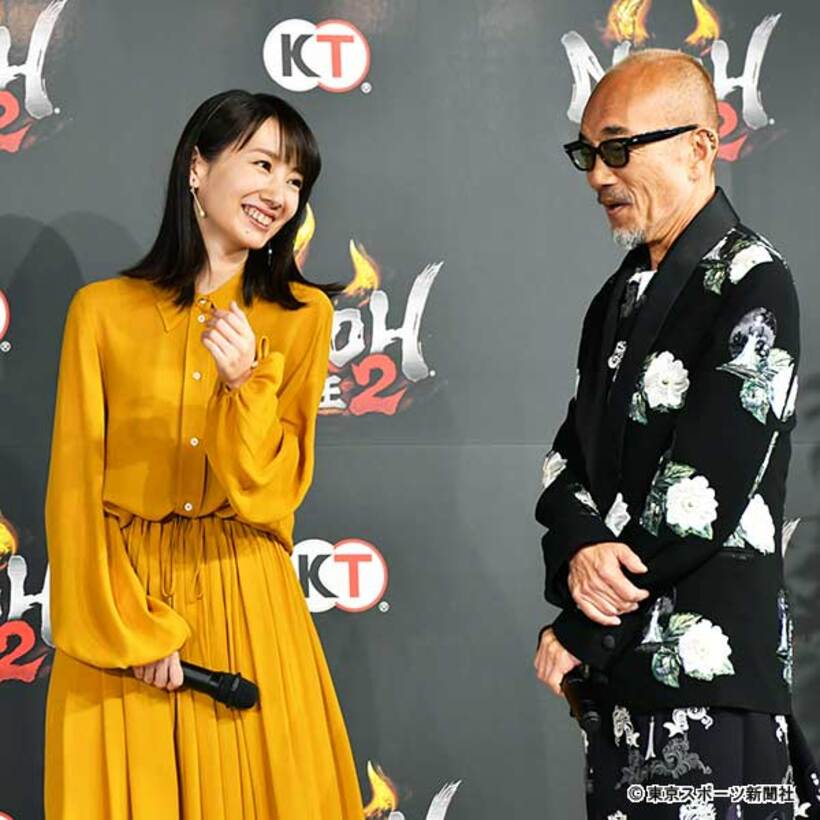  笑顔の波瑠（左）と竹中直人