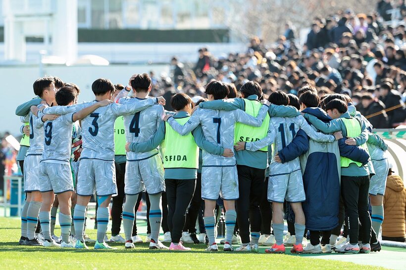 円陣を組む聖和学園イレブン