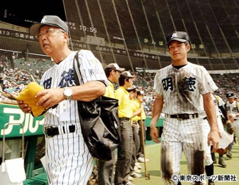 嘉手納を破り、球場を後にする馬淵監督（左）ら明徳義塾ナイン