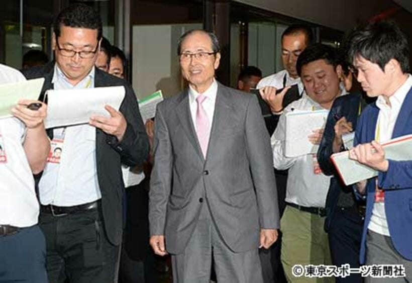  報道陣に囲まれ目尻を下げる王会長（中）