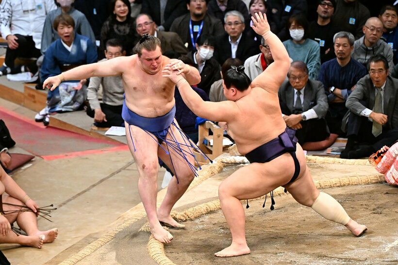 義ノ富士（右）に突き出された安青錦