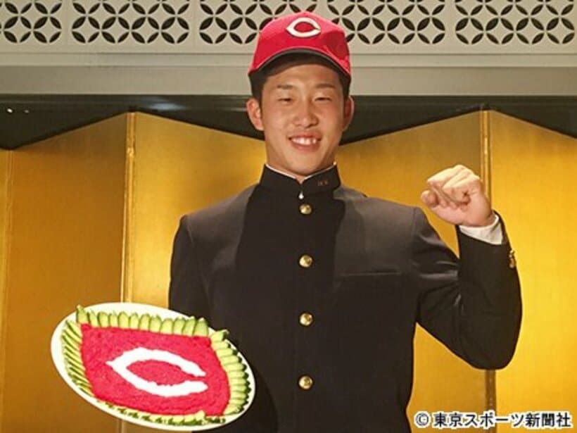  広島と仮契約を結んだドラフト1位の小園海斗