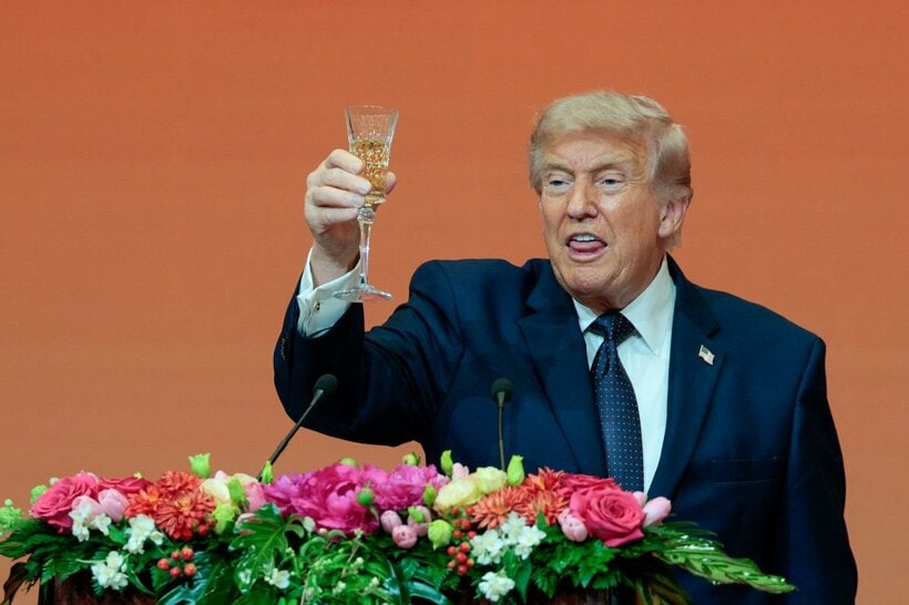 ワイングラスを掲げるトランプ大統領（ロイター）