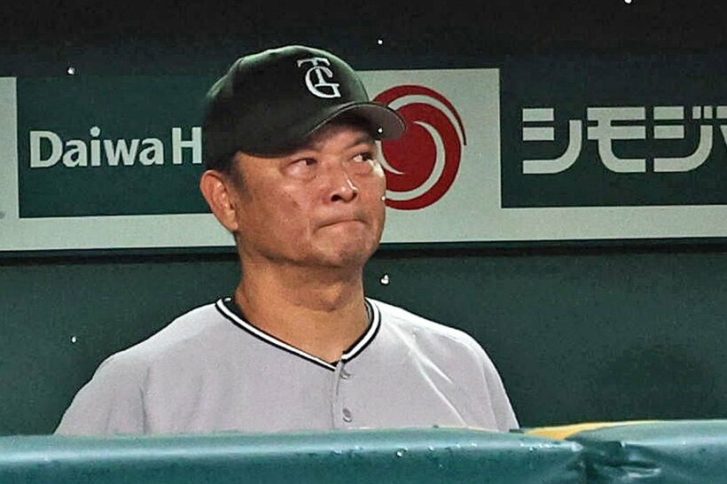 ベンチで珍しく険しい表情の巨人・橋上監督代行