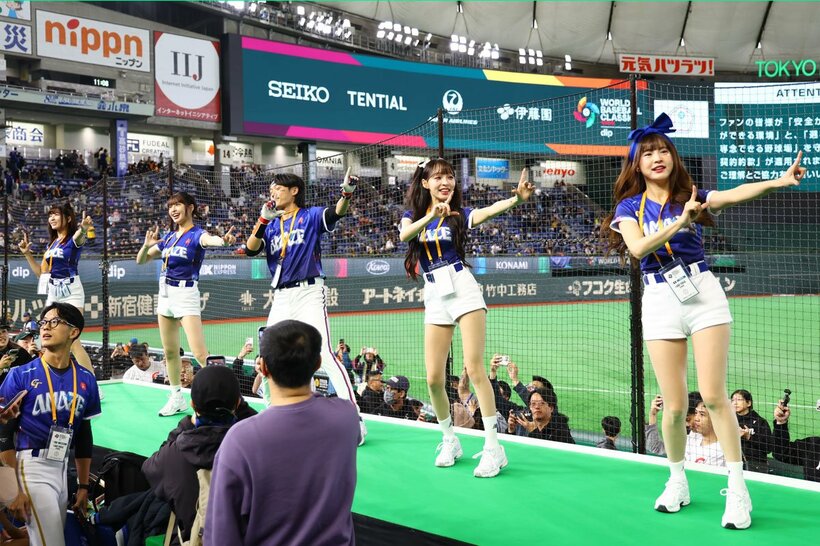 チアガールも球場を盛り上げた