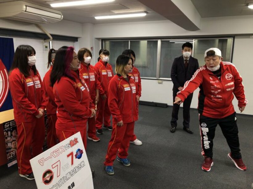  対抗戦出場者に里村が入っていないことに激怒する長与千種（右）