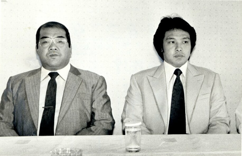  UWF入団会見を行った佐山聡(右)。左は浦田社長（東スポWeb)