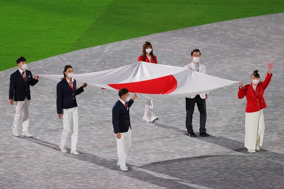  高藤(手前中)は他のメダリストらとともに国旗を運んだ（ロイター）