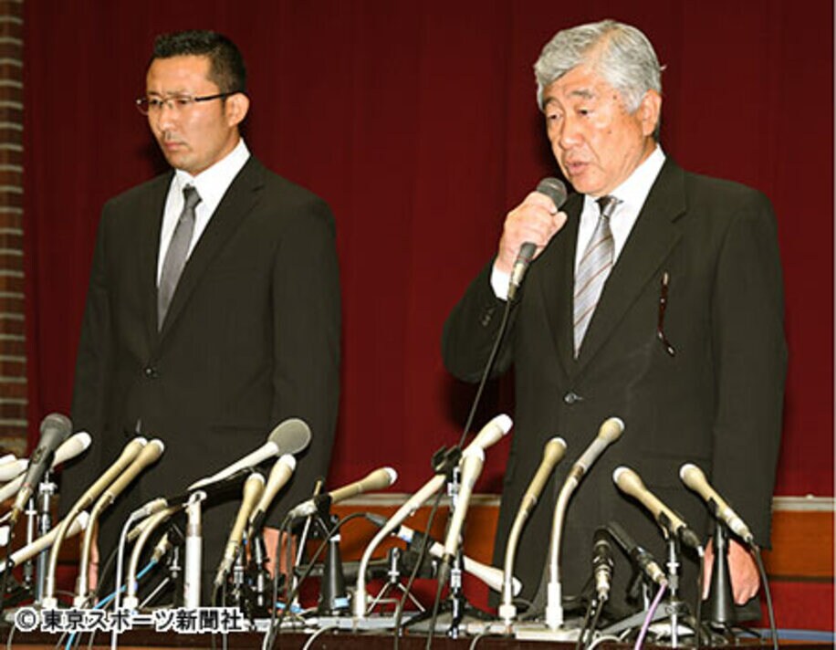  内田前監督（右）が会見で話したことは虚偽と認定された。左は井上コーチ