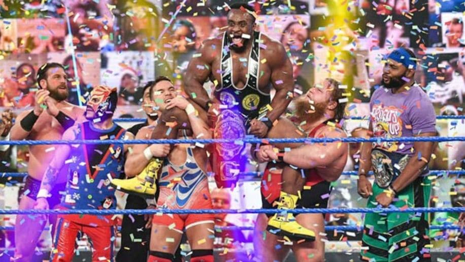  インターコンチネンタル王座を奪取して歓喜の表情を浮かべるビッグＥを全員が肩車して祝福(©2020-WWE,-Inc.-All-Rights-Reserved.)