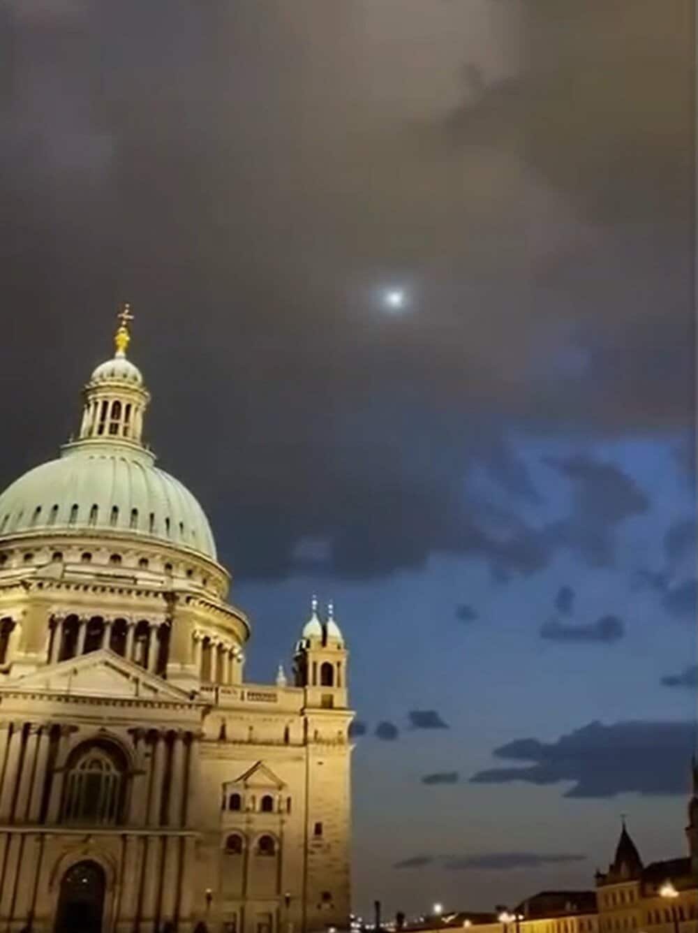 バチカン上空で昨春撮影されたＵＦＯ（トゥモロー・ワールドＴＶのフェイスブックから）