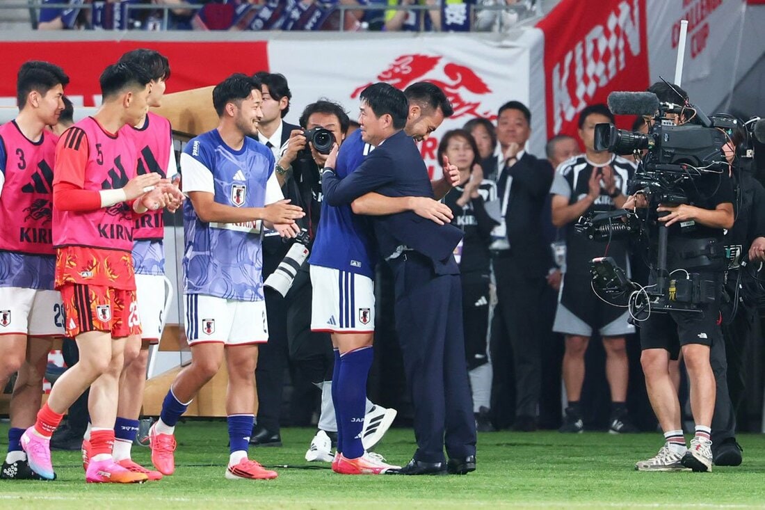 森保監督(右)とハグするＤＦ吉田麻也