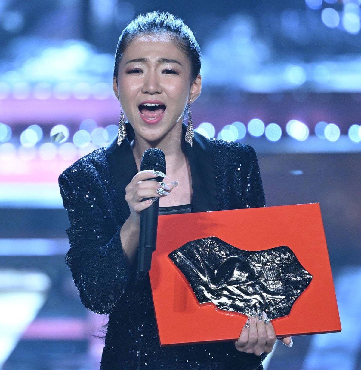 【レコ大】現役大学生の演歌歌手・田中あいみが最優秀新人賞を受賞「メッチャ幸せです!」 | 東スポWEB