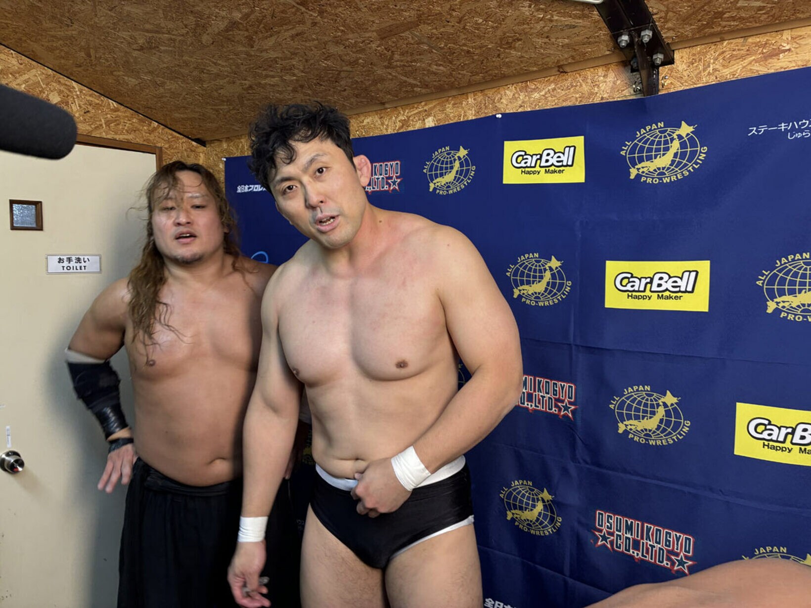 試合に敗れた鈴木秀樹と真霜拳號（左）