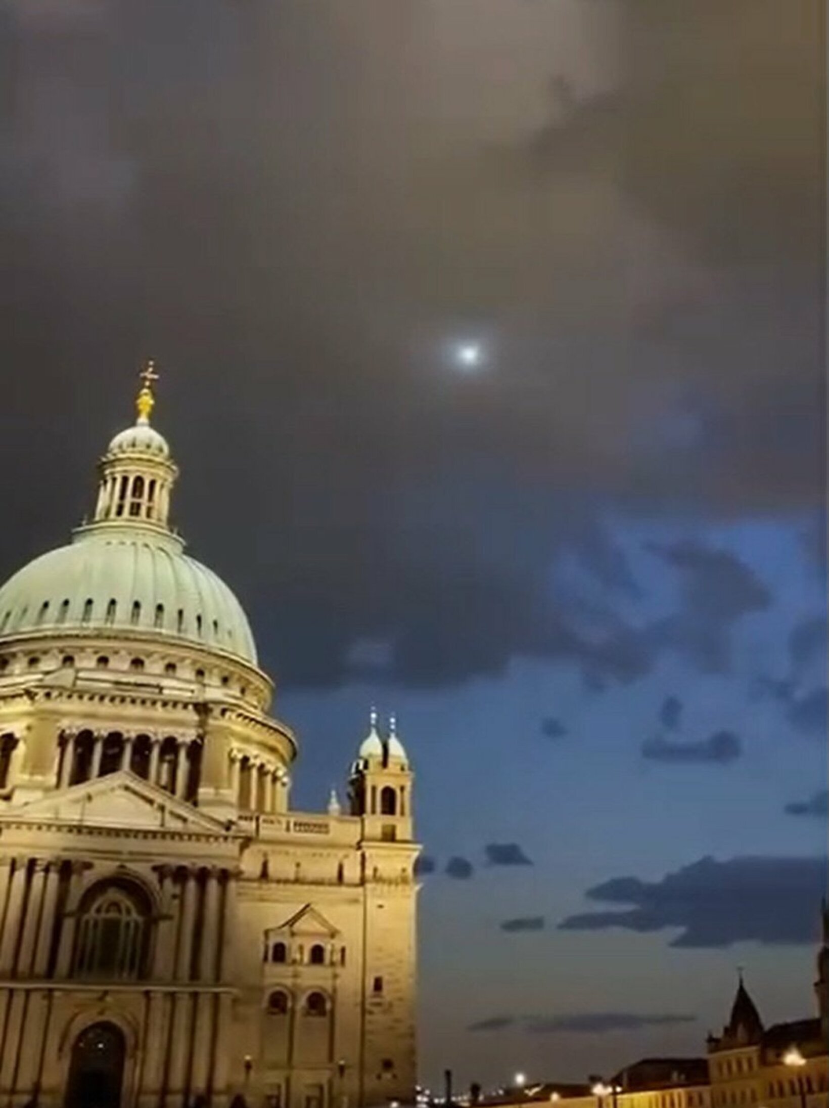 バチカン上空で昨春撮影されたＵＦＯ（トゥモロー・ワールドＴＶのフェイスブックから）