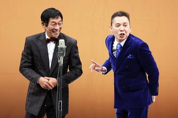 ２月のタイタンライブに特別出演した明石家さんま(左)