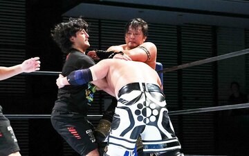 試合後も熱くなりすぎて、セコンドに止められるタイチ(奥)とYuto-Ice