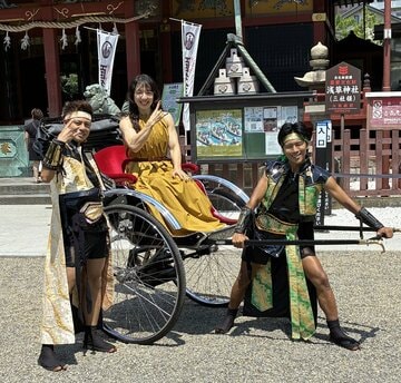 ヒット祈願した東京力車の田井裕一（左）と浜口京子、白上一成