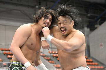 ジェイク・リー(左)にエルボーを打ち込む後藤洋央紀