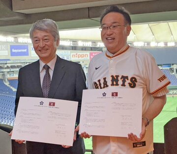 国松球団社長（左）を記念撮影に応じる酒井立川市長