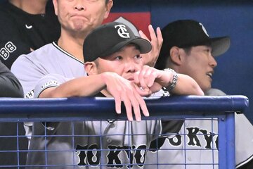 打線がつながりを欠き渋い表情の巨人・阿部監督