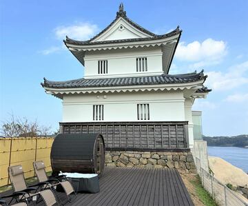 平戸城の懐柔櫓のテラスに登場した城サウナ「ＣＡＳＴＬＥ　ＳＡＵＮＡ」