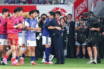森保監督(右)とハグするＤＦ吉田麻也