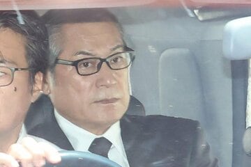 告別式に参列した松平健