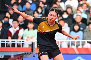 カットする佐藤瞳