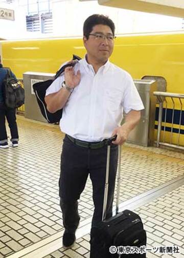 ドクターイエローの前で取材に応じた真中監督