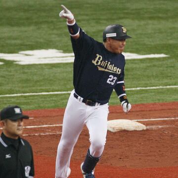 澤村から決勝２ランを打った北川（２０１１年６月１２日）