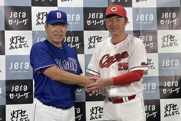 中日・井上一樹監督（左）と広島新井貴浩監督