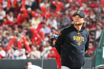真っ赤なスタジアムにも、どこ吹く風の巨人・橋上監督代行