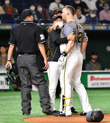  球審に詰め寄る阪神・サンズ㊨。このあと退場となった