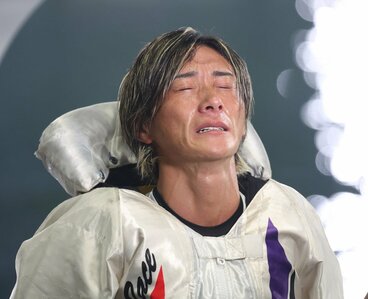 優勝し涙ぐむ峰竜太