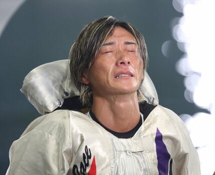優勝し涙ぐむ峰竜太