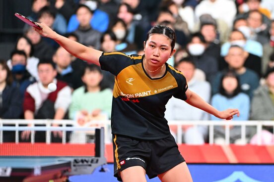 カットする佐藤瞳