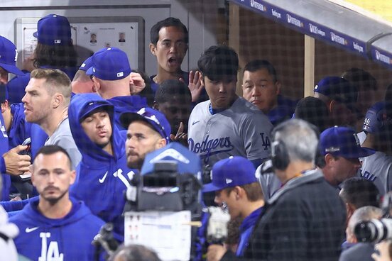 ６回、ドジャースのベンチで打席に備える大谷翔平